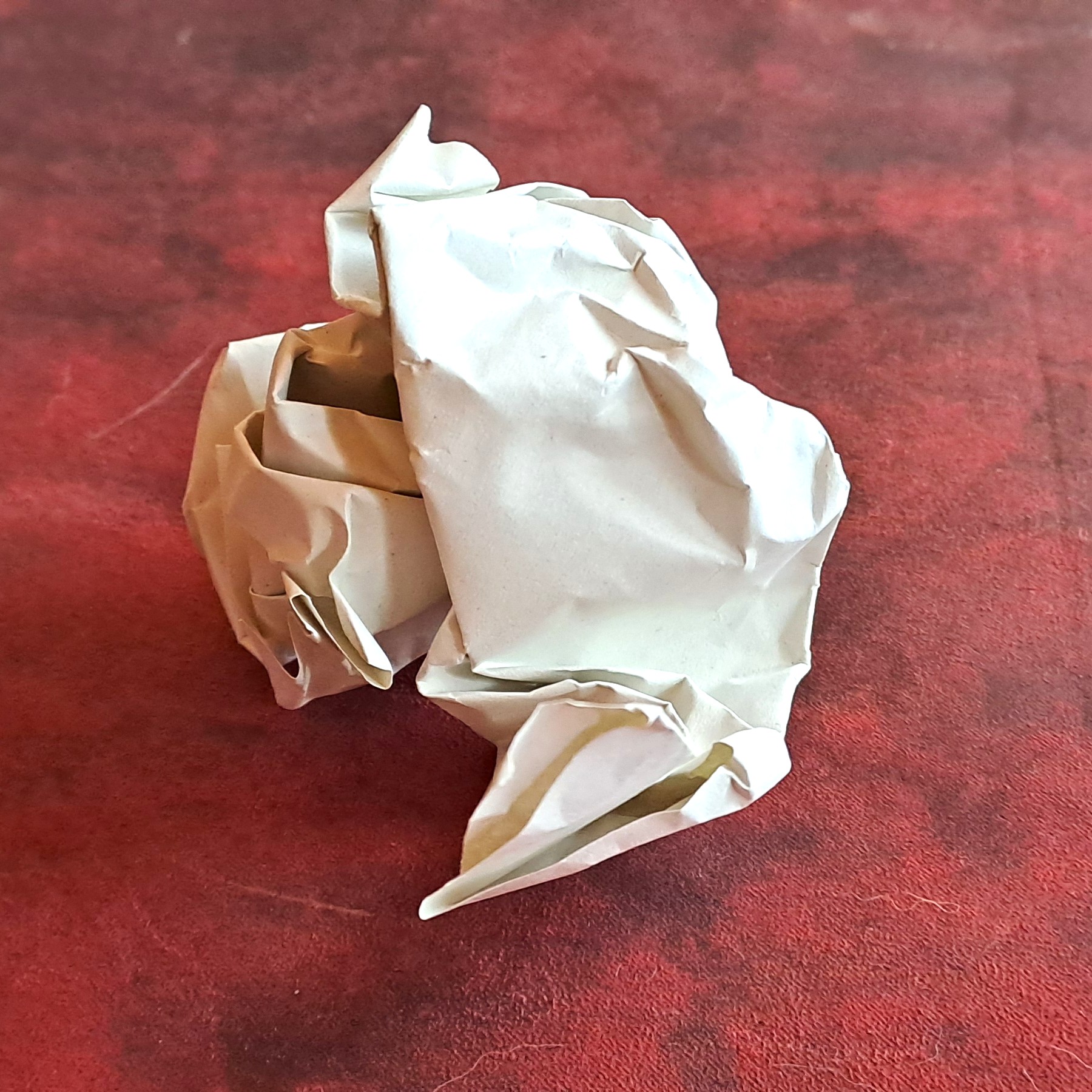Ein zerknülltes Papier und fünf Sinne: der Weg zum "authentisch Schreiben"